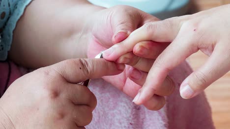 Maestro-Pedicurista-Haciendo-Cutícula-De-Corte-De-Manicura-Con-Pinzas-De-Uñas-En-Los-Dedos-De-Los-Pies-Del-Cliente-En-Un-Salón-De-Belleza-1