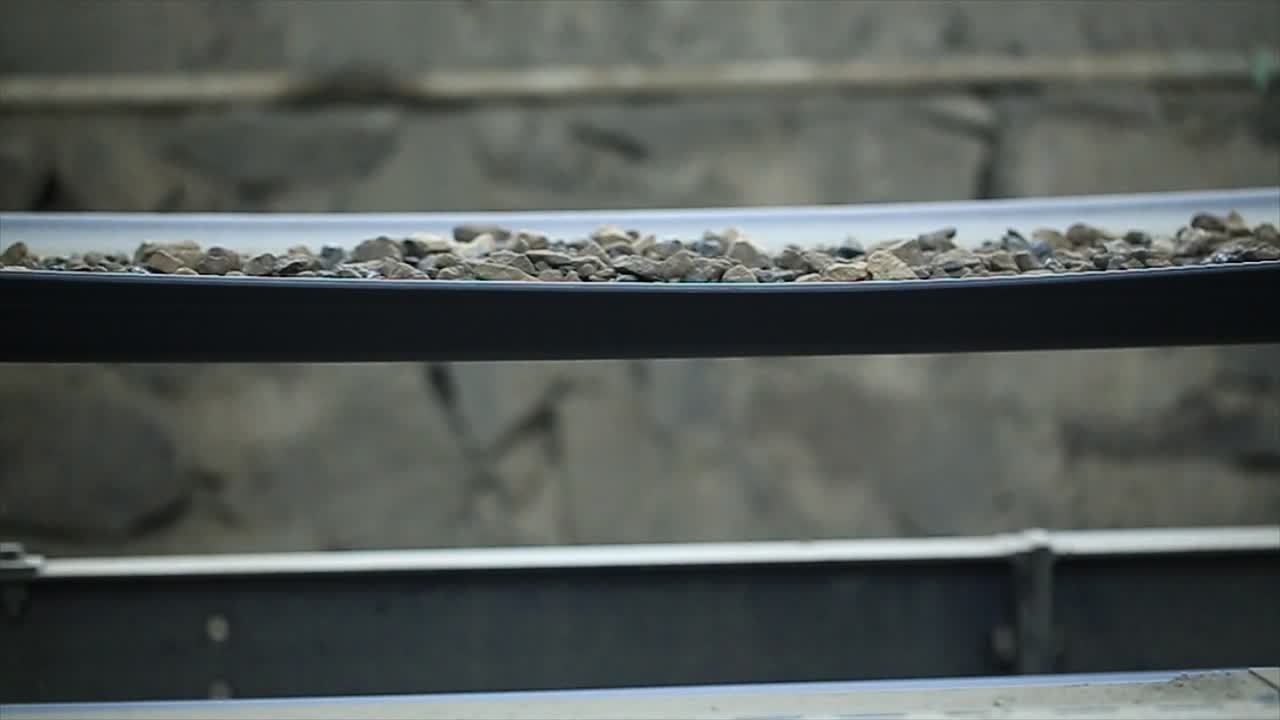 Feeder supplies aggregate from the cold bin to the dryer via a conveyor belt