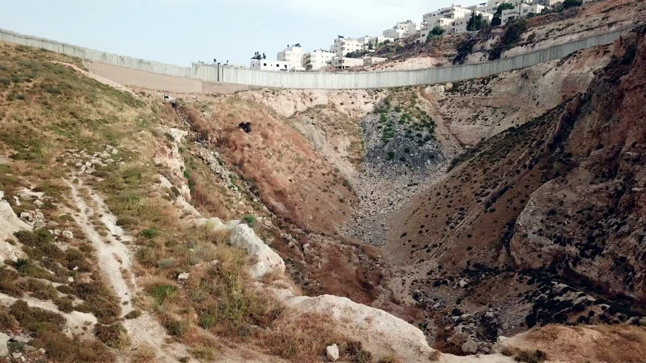 Quartiere ebraico e arabo diviso da un muro di sicurezza