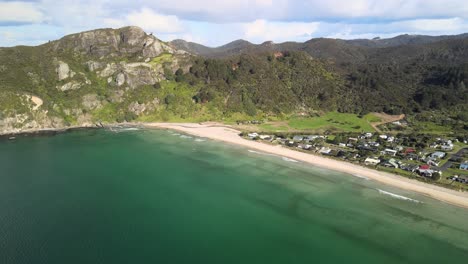 Vista-Aérea-De-La-Ciudad-De-Surf-De-Nueva-Zelanda-En-Un-Lugar-Aislado