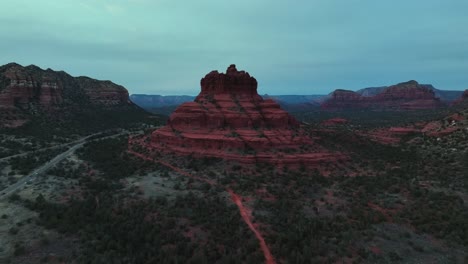 las colinas de piedra arenisca roja en sedona, arizona al atardecer - toma aérea de dron