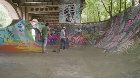 Kaukasische-Jungen,-Die-Im-Park-Skateboard-Fahren.