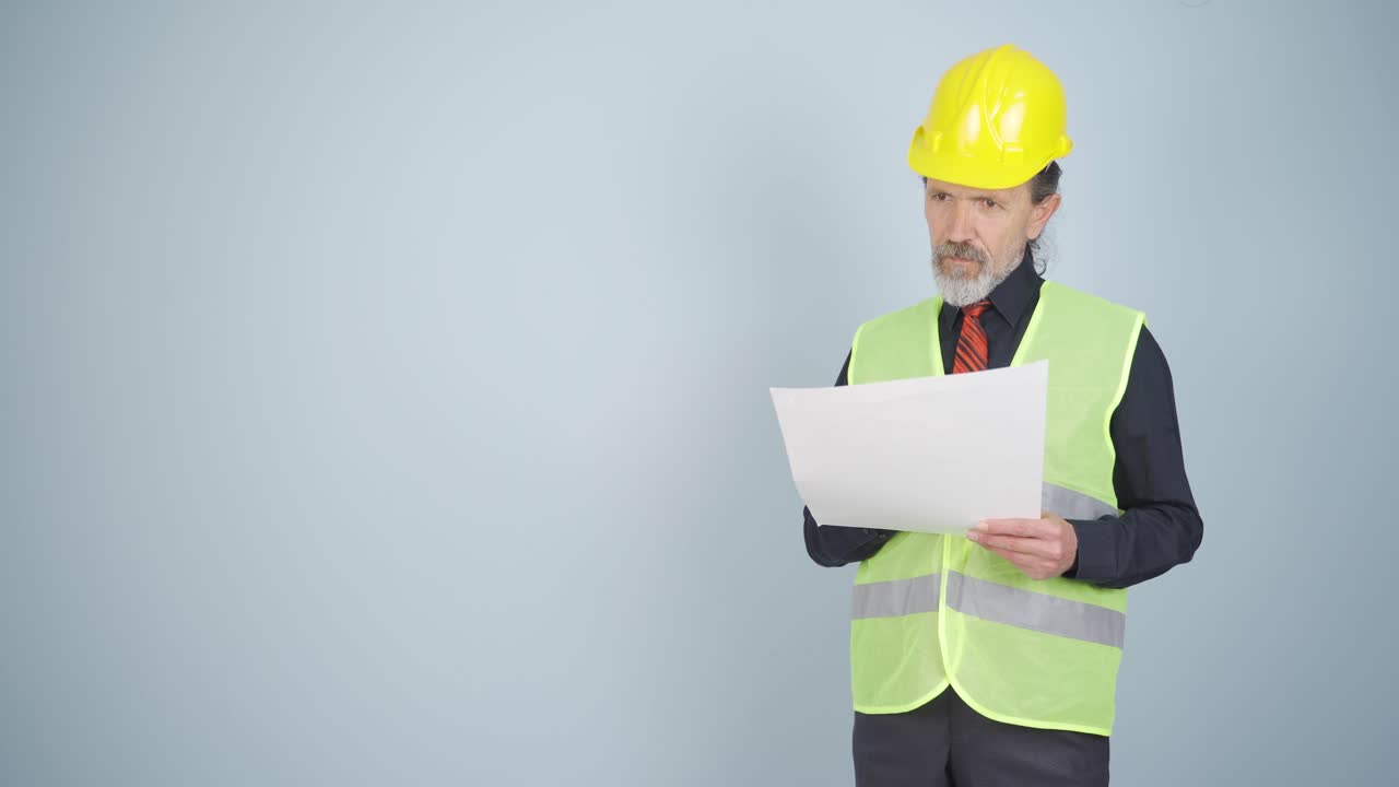 el ingeniero presenta el proyecto.