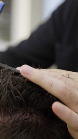 primer plano de un hombre cortándose el cabello