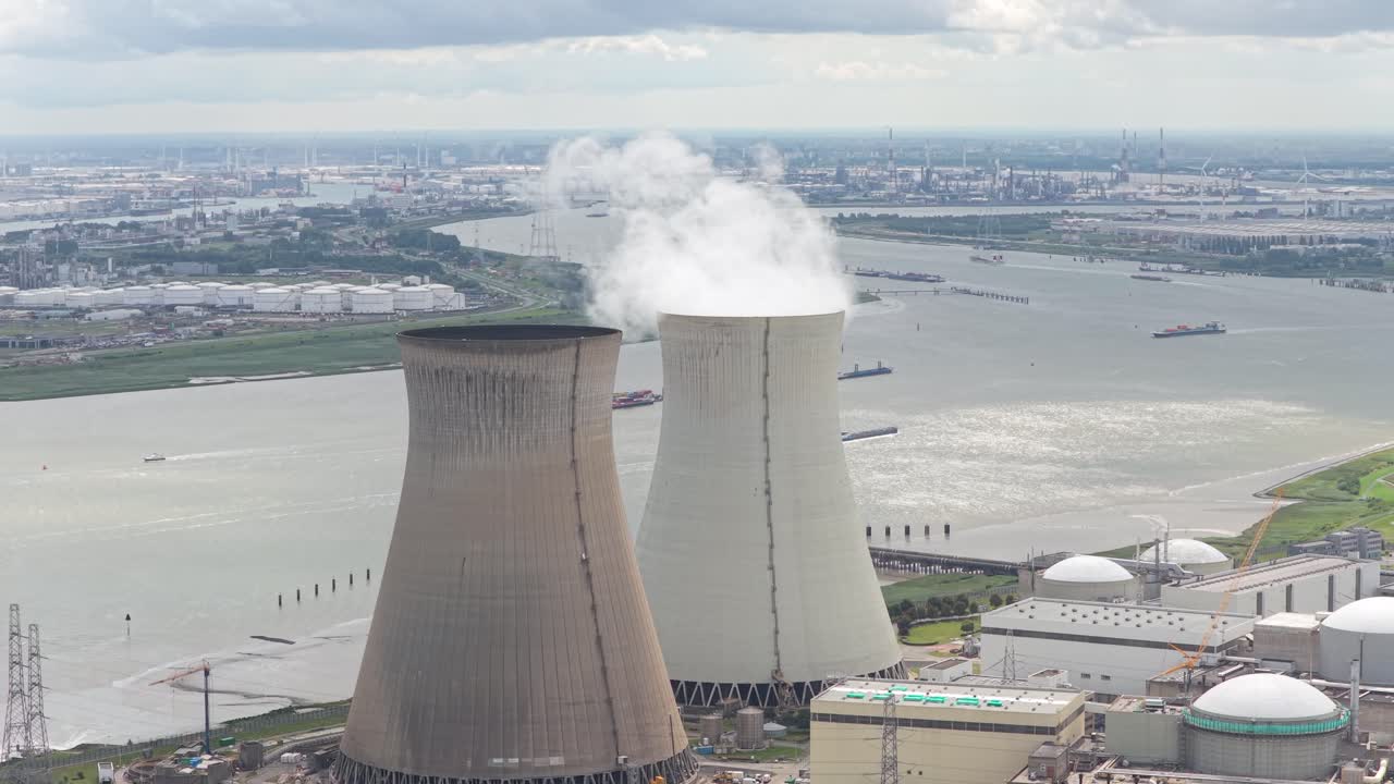 Prospettiva aerea della Centrale nucleare di Doel con fumo che sale, Belgio.