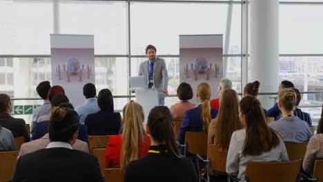 kaukasischer mann spricht im business-seminar 4k