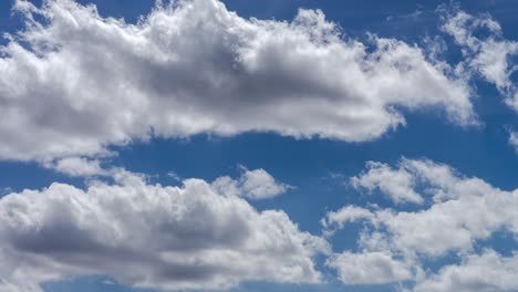 lapso de tiempo de nubes en movimiento con un cielo azul en un día de verano