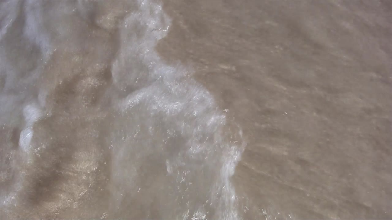agua peinando una playa del caribe