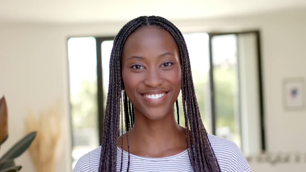 행복 한 아프리카계 미국인 여성 의 초상화 는 집 에서 웃고 있는 긴  ⁇  을 가지고 있으며, 느린 움직임 이다