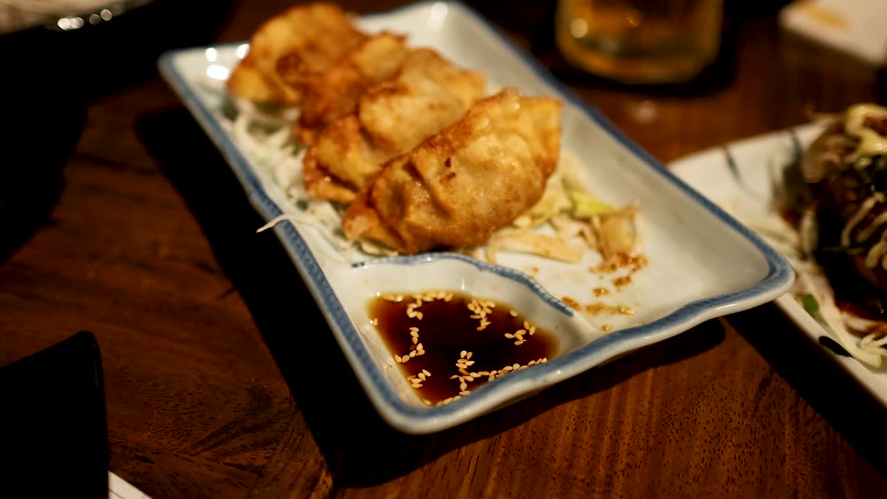 소스 접시 에서 기오자 를 들어 올리는