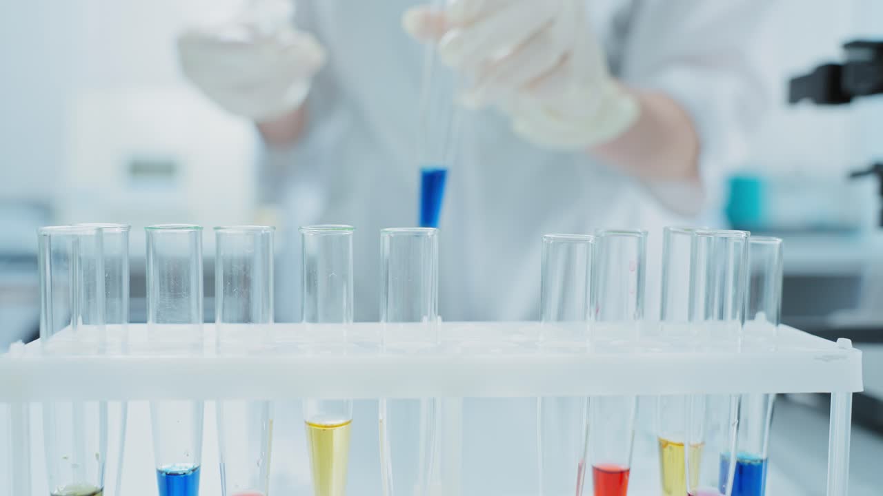 experimento de laboratorio con tubos de ensayo