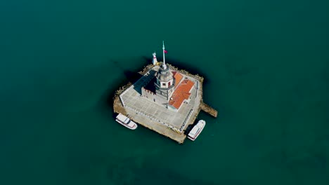 이스탄불에서 레안더스 타워 (leander's tower) 라고도 불리는 메인 타워 (maiden tower) 의 공중 전망.