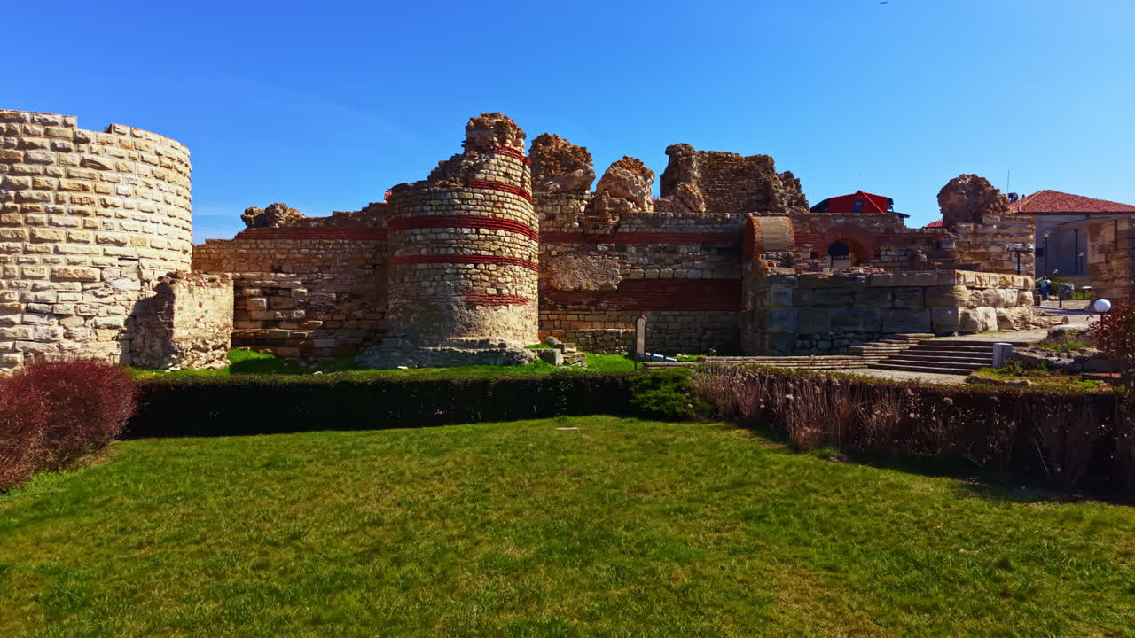 Resti di un'antica fortezza in una città sotto un cielo azzurro e limpido di giorno