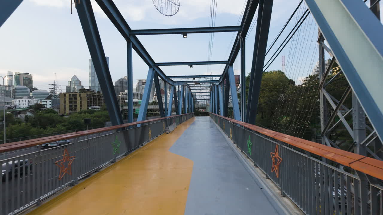 Ponte de treliça de aço pintado decorativo perto do Parque Benchakitti em Bangkok, Tailândia. Foto em POV