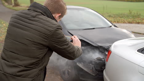 Hombre-Tomando-Una-Foto-De-Un-Accidente-Automovilístico-En-Un-Teléfono-Móvil