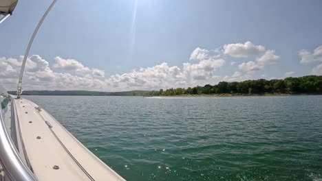 pov fuera del costado de un barco deportivo de crucero