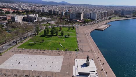 Volando-Sobre-El-Paseo-Marítimo-De-Tesalónica,-Grecia