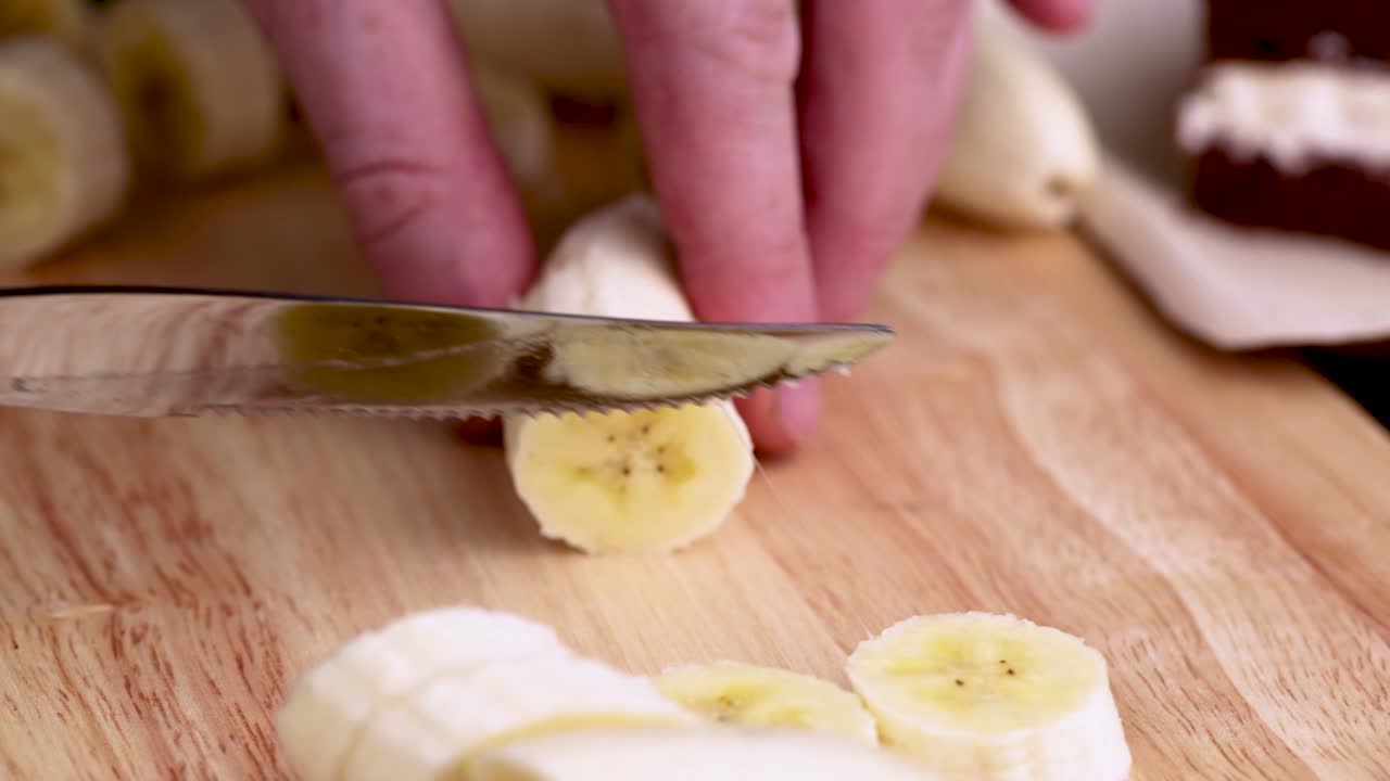 cortar un plátano amarillo maduro en pedazos durante la cocción