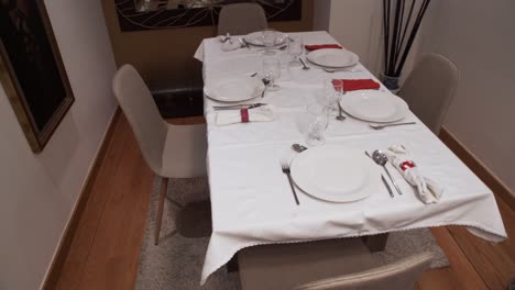 mesa de cena de la familia en el comedor