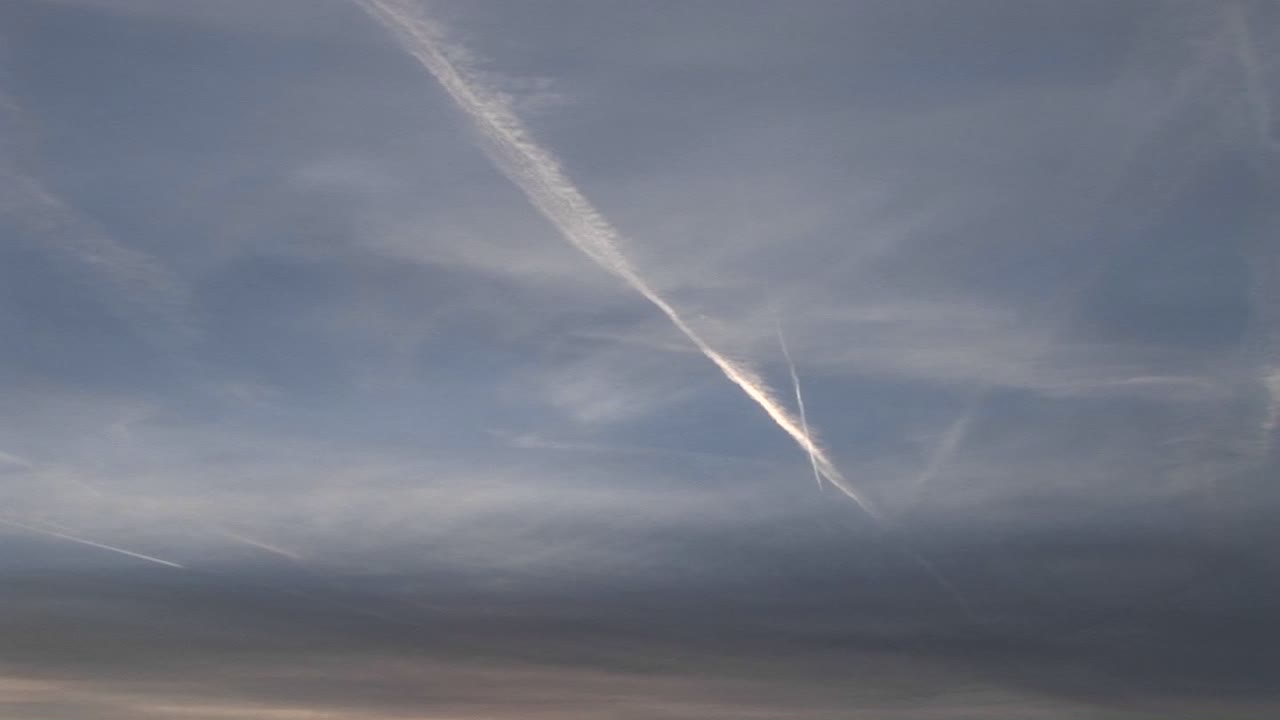 제트 비행운은 하늘에서 천상의 빛으로 나타납니다.