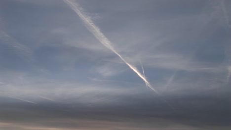 la estela de un jet aparece como un resplandor celestial en el cielo