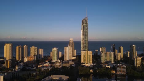 Luftaufnahme-Des-Gold-Coast-Vororts-Broadbeach-Und-Des-Ikonischen-Q1-Wolkenkratzers