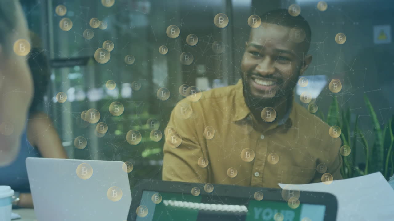 animación de bitcoins sobre diversas personas de negocios en la oficina