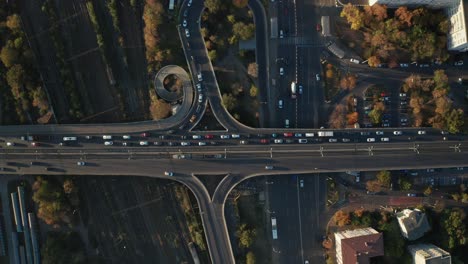 Verkehr-Auf-Einem-Mehrstöckigen-Autobahnkreuz-In-Bukarest-Bei-Sonnenuntergang,-Luftaufnahme