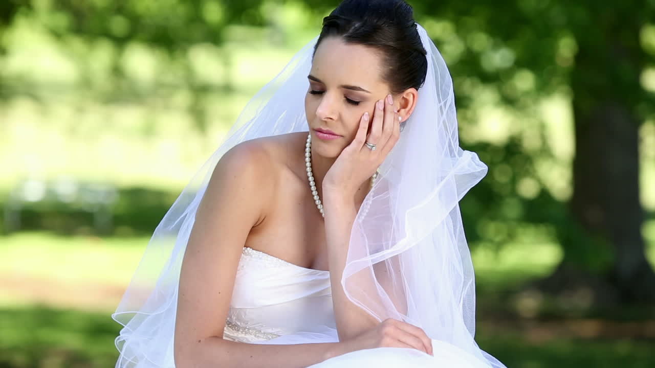 Sposa turbata seduta sull'erba