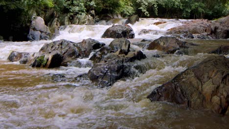 el agua del río está en niveles históricamente bajos en brasil debido a la sequía - cámara lenta