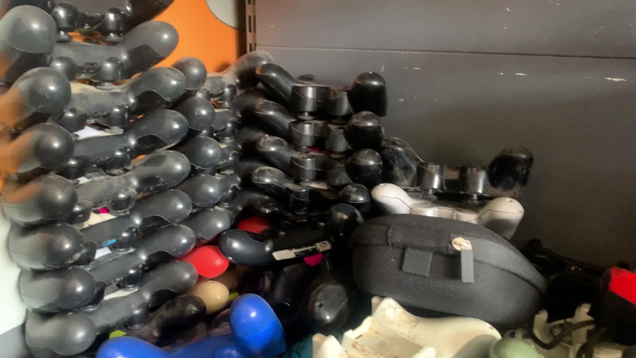 작은 가게에 쌓인 ps와