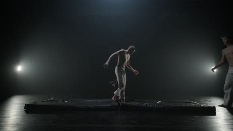 actuación acrobática de capoeira