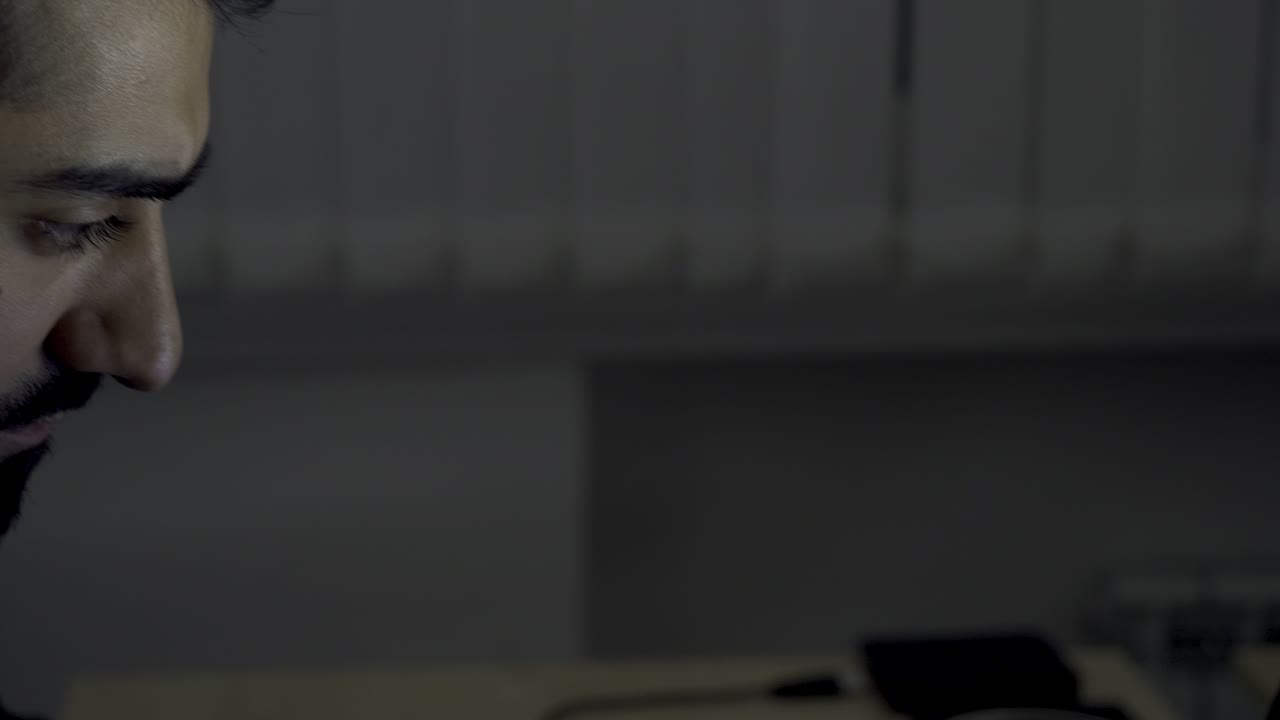 persona que trabaja en una computadora portátil por la noche