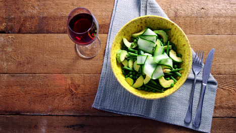 ensalada con vino tinto en una mesa de madera