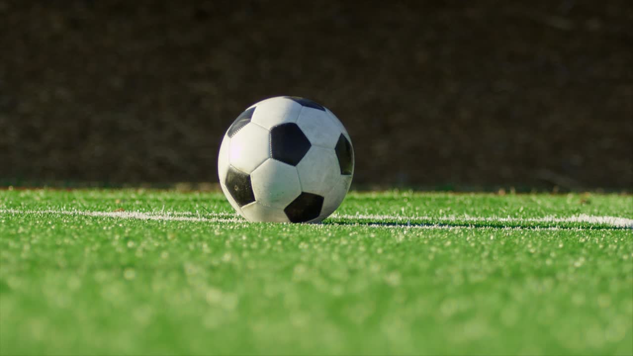 Tim sepak bola merayakan setelah mencetak gol.
