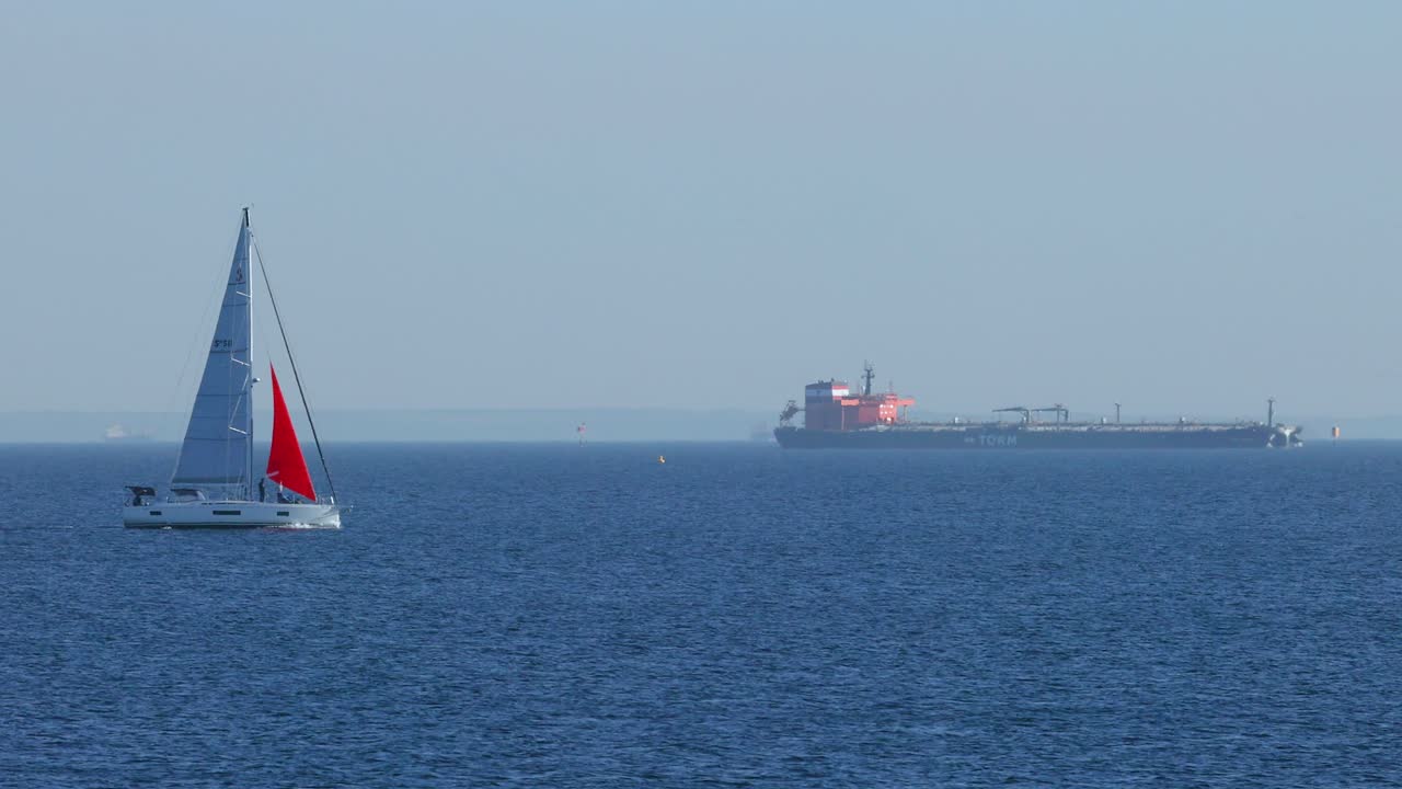 선박과 화물 선박이 개방된 바다에서 통과하는 것