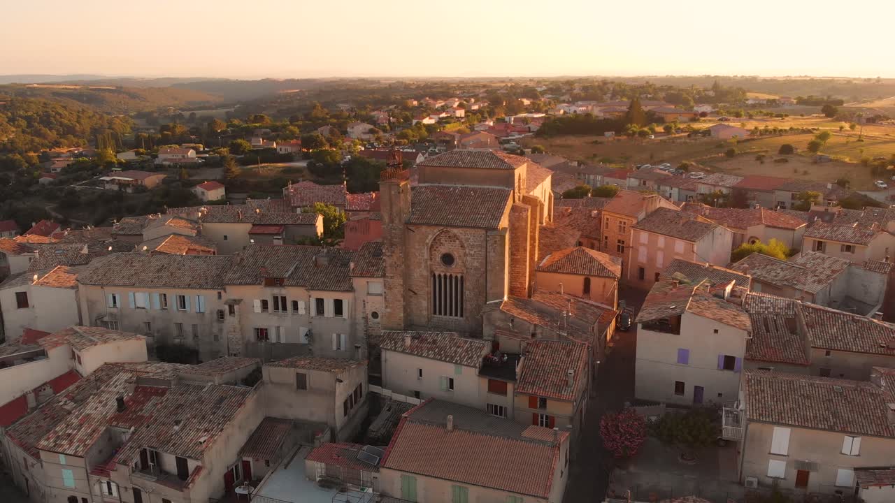 imágenes aéreas de volar alrededor de una antigua iglesia provenzal francesa del siglo xi durante la puesta de sol en valensole