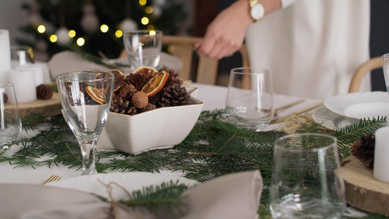una pareja preparando la mesa para la víspera de navidad.