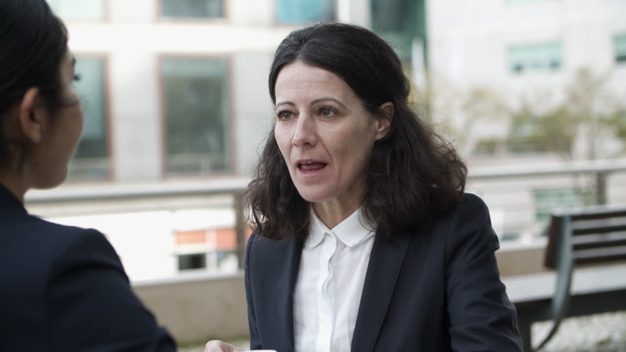 Donna d'affari che parla con un collega in un caffè