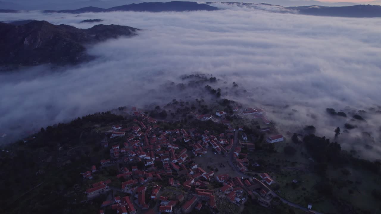vista aérea de la famosa aldea de monsanto portugal con baja niebla al amanecer