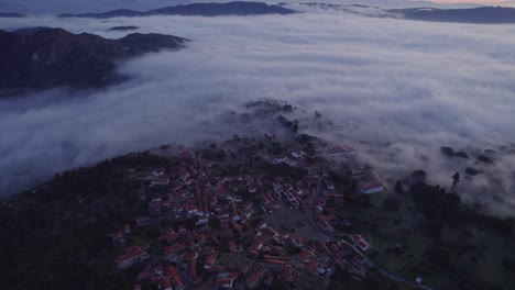 Luftaufnahme-Des-Berühmten-Dorfes-Monsanto-Portugal-Mit-Niedrigem-Nebel-Bei-Sonnenaufgang