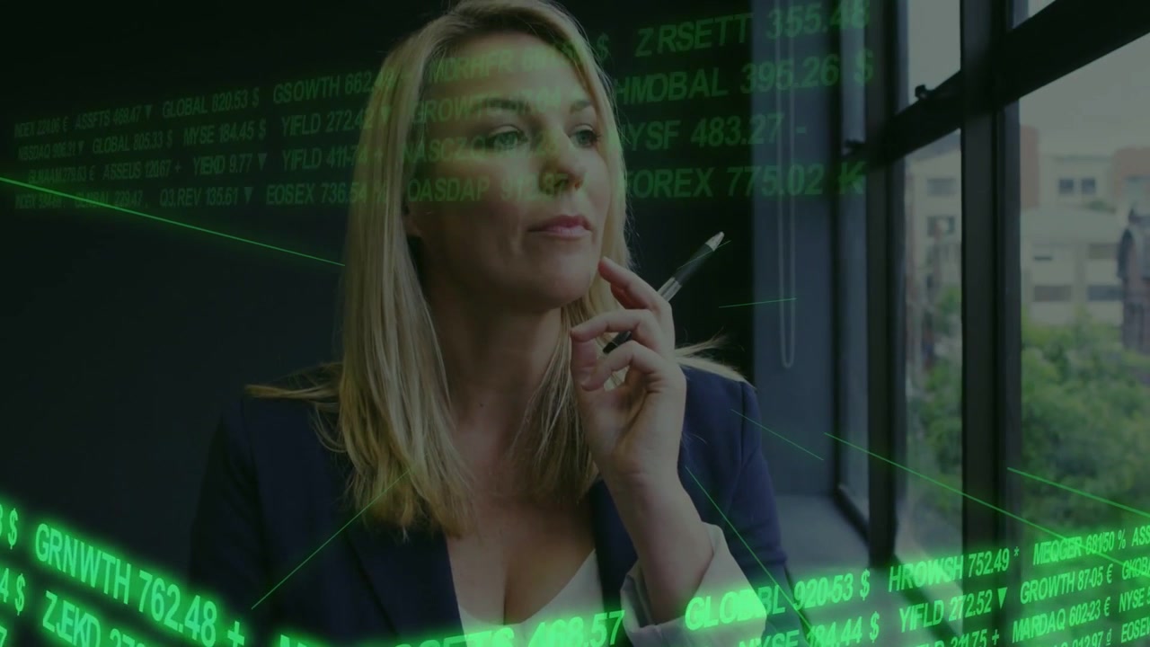 Mulher analista segurando caneta, estudando dados de mercado, com um ticker verde passando na janela.