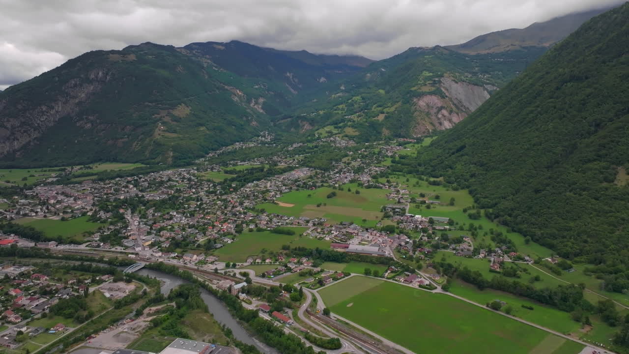 Veduta aerea di un paese nelle Alpi francesi