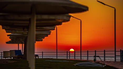 Yate-A-La-Deriva-Sobre-Su-Ancla-En-El-Mar-Rojo-Durante-Un-Lapso-De-Tiempo-De-Amanecer-Brillante