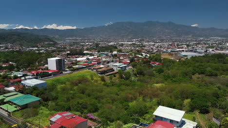 vista aérea de una ciudad con montañas en el fondo