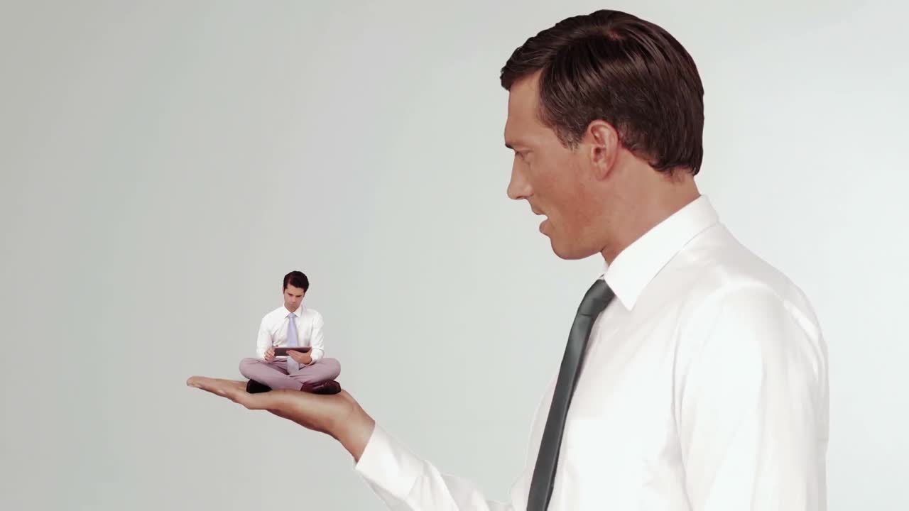 손에 태블릿 컴퓨터를 들고 앉은 남자를 들고 서 있는 사업가