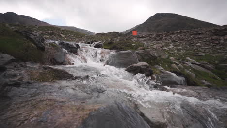 Trinkbares-Talstromwasser-Der-Berge-Von-Katalonien-Spanien