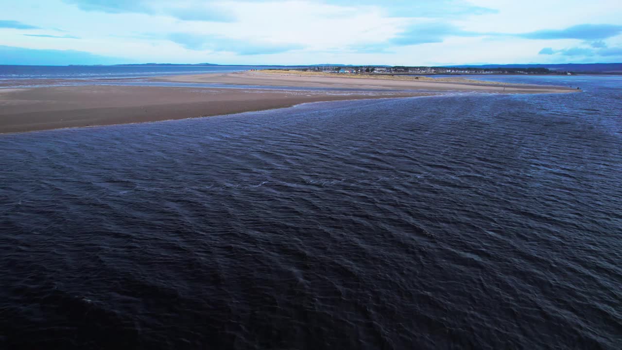 volando sobre la bahía de findhorn con una colonia de focas descansando en la costa en escocia - toma de dron