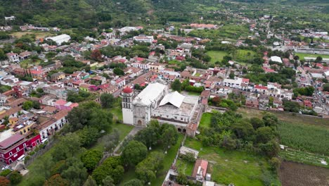 Luftdrohnen-Zeitraffer-Das-Kloster-Von-Malinalco,-Mexiko