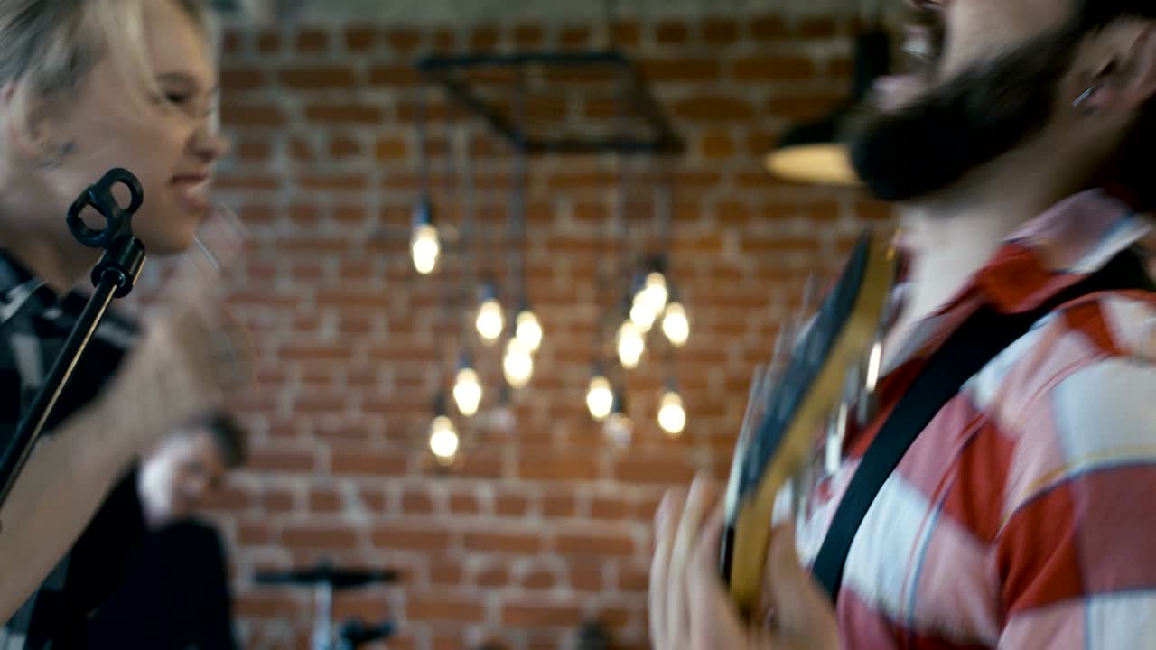 가수와 솔로 기타리스트가 함께 일합니다.